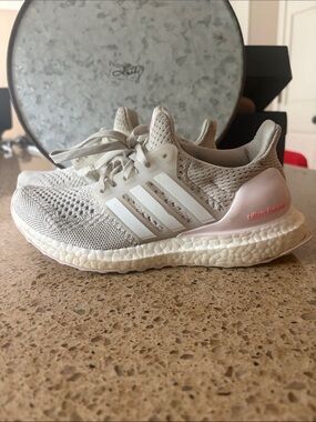 adidas kids Light Gray Knit Sneakers with Pink Logo Accent